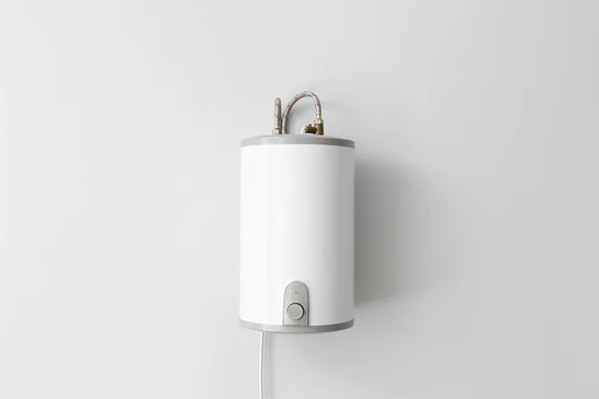 Atelier ou garage avec sol r&eacute;fl&eacute;chissant, &eacute;clairage neutre sur fond blanc