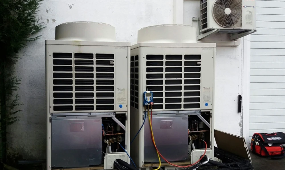 Chantier de construction intérieur avec installation de plancher chauffant hydraulique en cours