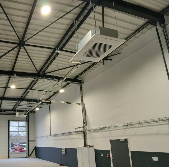 Chantier de construction intérieur avec installation de plancher chauffant hydraulique en cours