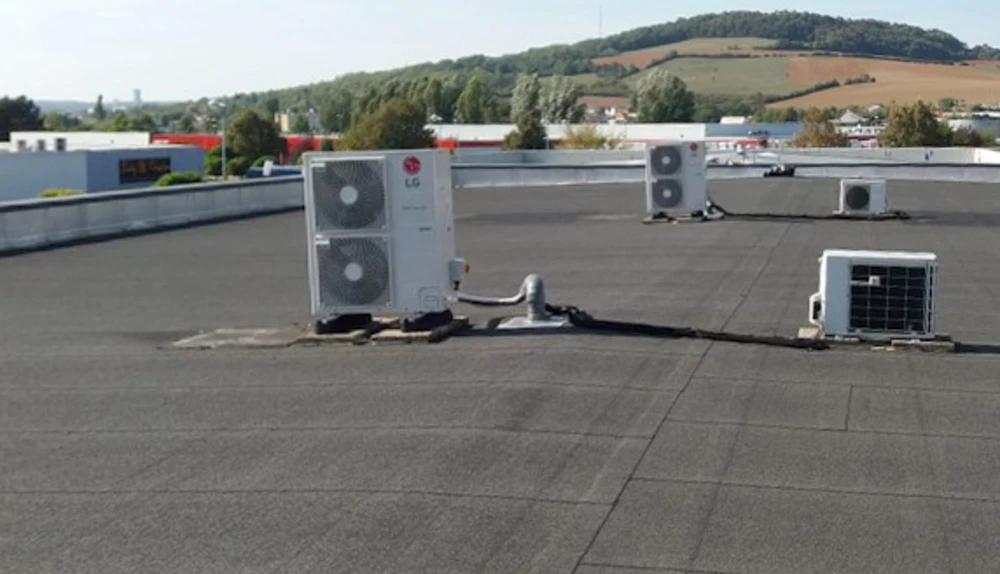 Chantier de construction intérieur avec installation de plancher chauffant hydronique
