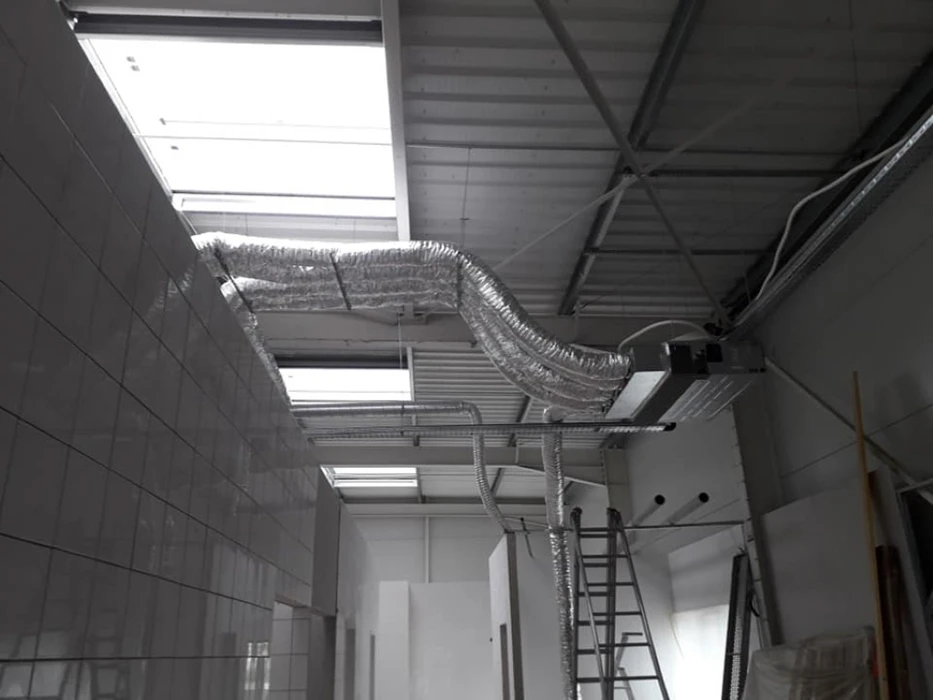 Intérieur résidentiel moderne avec installation de plancher chauffant hydronique en cours