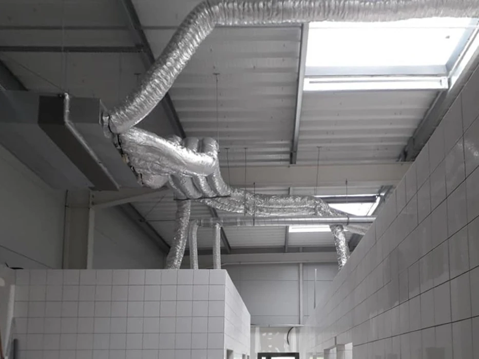 Intérieur résidentiel avec plancher chauffant hydronique en cours d'installation