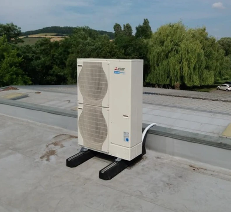 Joyeux Homme Technicien Réparation Climatiseur