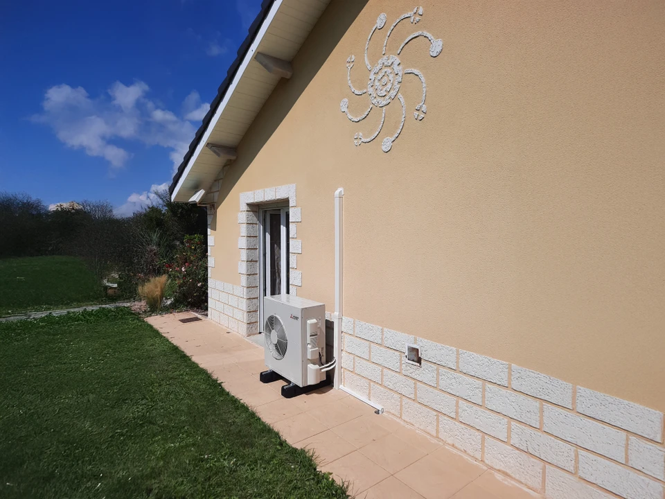 Ventilation mécanique domestique avec récupération de chaleur, un anémostat visible au plafond de la chambre, mur gris