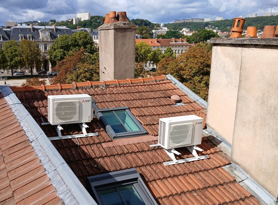 Extérieur résidentiel avec unité de climatisation montée sur mur blanc