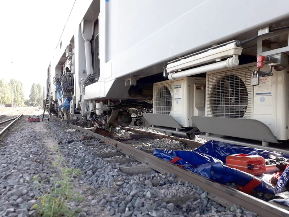 Scène extérieure hivernale avec unités de pompe à chaleur air-air installées sur supports métalliques dans jardin enneigé