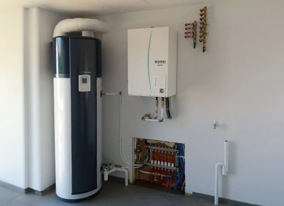 Intérieur résidentiel avec radiateur blanc à ailettes et robinet thermostatique