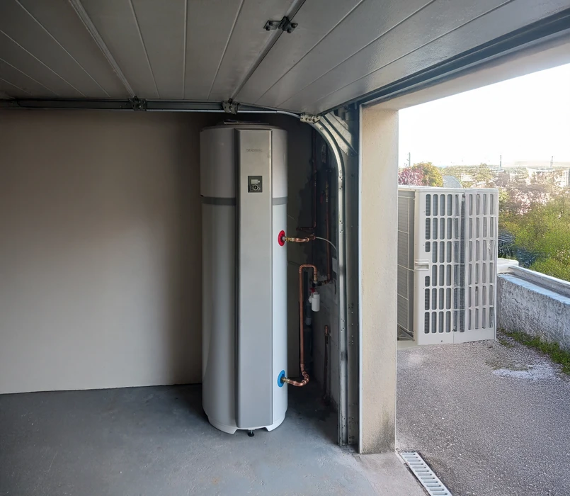 Installation de plomberie industrielle avec tuyauterie en cuivre brillant, manomètres de pression, vannes de régulation et raccords étanches